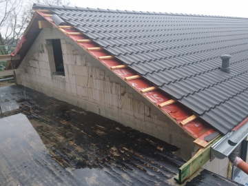 Bild 2: Blick auf das Dach des Querriegels an der Westseite