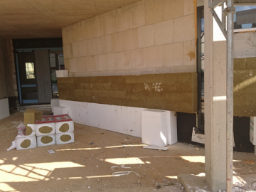 Bild 2: Eingangsbereich auf der Südseite aufgenommen von der Straße „Im Gang“