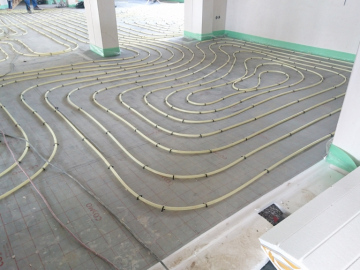 Bild 2: Verlegung der Fußbodenheizung im Erdgeschoss