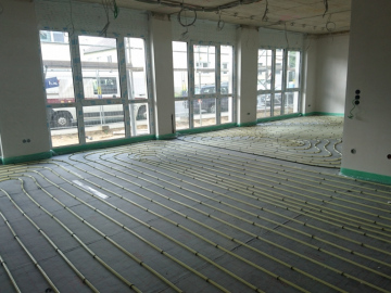 Bild 3: Verlegung der Fußbodenheizung im Erdgeschoss