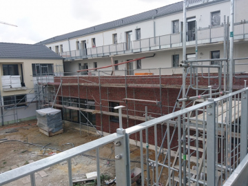 Bild 5: Blick vom Laubengang im 1. OG in den Innenhof