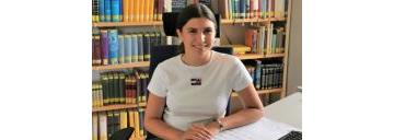 Auszubildende Lea Dittrich sitzend am Schreibtisch